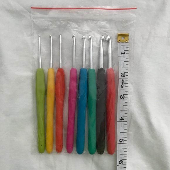 NEW 8-Pack Ergonomic Crochet Hooks Colourful Soft Grip Handles 5.5" Length - Picture 4 of 4
